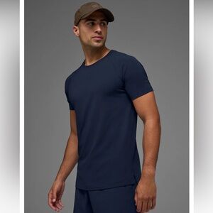 New With Tags ALO Yoga Men's Navy Vapor Crewneck short sleeve T-Shirt Sz M